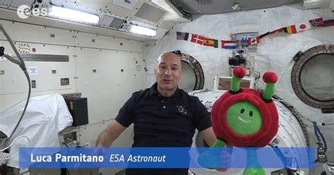 G Astronautas Recebem Visita De Mascote Em Esta O Espacial