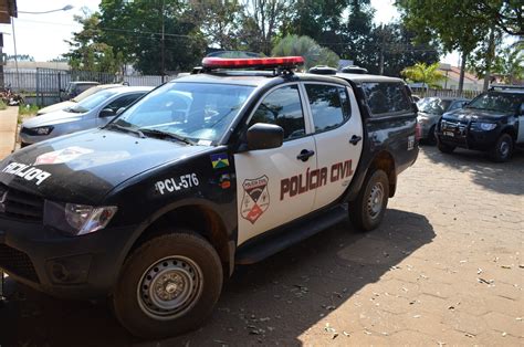 Oito homens encapuzados rendem família e roubam armas de sitiante em