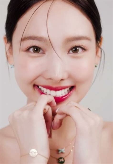 [instiz] AH HUL, NAYEON DOESN'T HAVE BUNNY TEETH ANYMORE ㅠㅠ » K-Pop Community For Fans ...