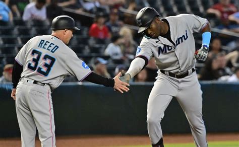 MLB Coach de Marlins sufre terrible lesión tras recibir pelotazo