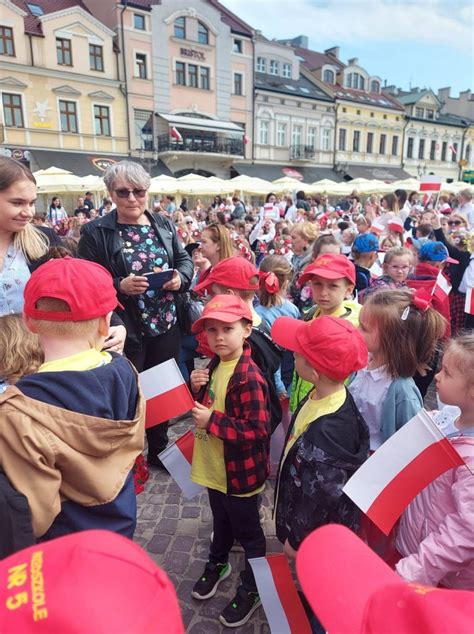 PRZEDSZKOLAKI Z BIAŁO CZERWONĄ ŚWIĘTO FLAGI NA RZESZOWSKIM RYNKU