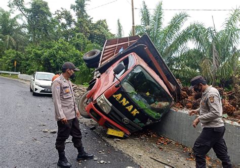 Rem Blong Truk Sawit Hantam Tebing