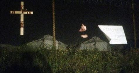 Ιστολόγιο Ο Παιδαγωγός ΑΠΙΣΤΕΥΤΟ Κρέμασαν γουρουνοκεφαλή και έχυσαν αίμα γουρουνιού στο hot