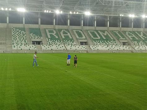 Stadion Radomiaka W Pe Nym Wietle Reflektor W Pr Ba Generalna Bez