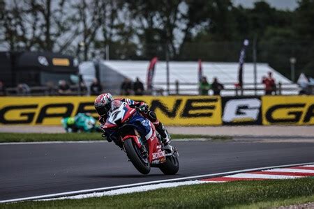 Lvaro Bautista Arrasa Hasta En Donington Park Y Jonathan Rea Impide El