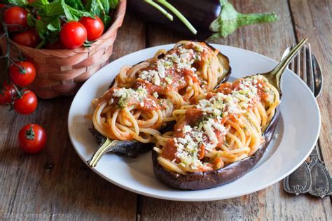 Melanzane Ripiene Di Spaghetti Con Sugo Basilico E Ricotta Salata