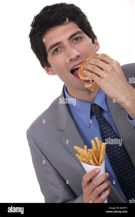 Manger Un Hamburger Et Des Frites Banque De Photographies Et Dimages à