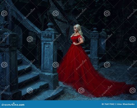 Belle Fille Blonde Dans Une Robe Rouge Luxueuse Photo Stock Image Du Jeune Princesse
