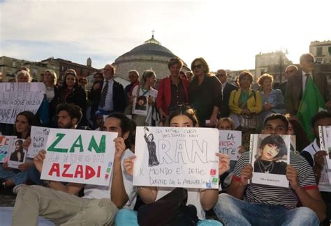 Napoli Scende In Piazza Per I Diritti Delle Donne Iraniane