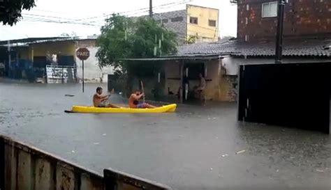 Em dia de chuva ruas alagadas em João Pessoa são tomadas por caiaques