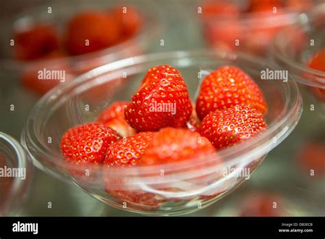 Strawberries and cream wimbledon hi-res stock photography and images ...