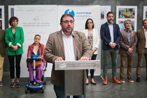 El Parlamento de Navarra celebra un acto institucional de adhesión al