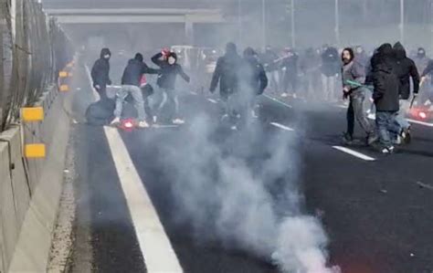 Scontri Tra Tifosi Del Napoli E Roma In Autostrada 7 Dago Fotogallery