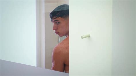 AusCAPS Cam Holmes Nude In Too Hot To Handle On Est Dans La Merde