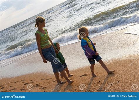 Familia En La Playa De La Resaca Foto De Archivo Imagen De Relaje