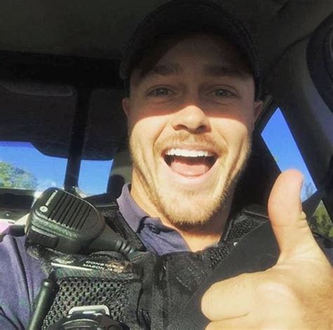 Qld Hot Cop Becomes A Viral Sensation After Rogue Selfie Daily Mail Online