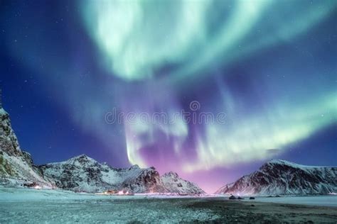 Aurora Borealis En Las Islas De Lofoten Noruega Aurora Boreal Verde