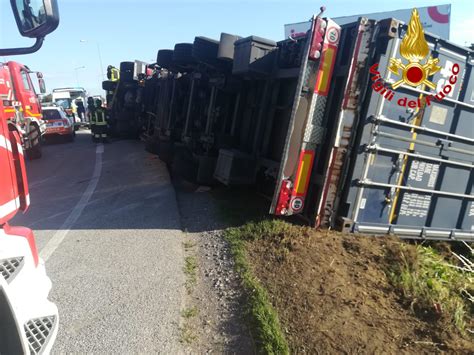 Camion Pieno Di Detersivi Si Ribalta A Bordo Strada Paura Per Autista