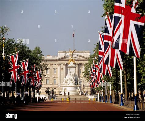 Buckingham Palace Victorias Monument Stock Photo Alamy