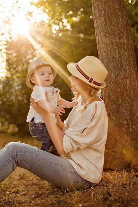 Belle Maman Blonde Mince Dans Les Jeans Une Chemise Beige Et Un Chapeau H Image Stock Image