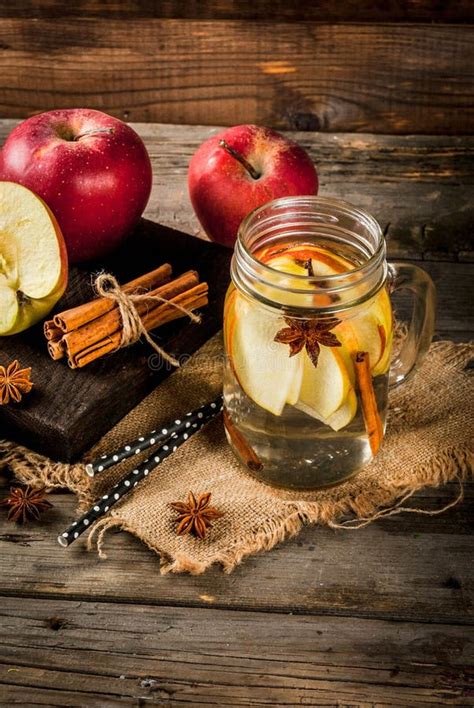 De Herfst Detox Water Met Appel Kaneel En Rode Peer Stock Foto Image