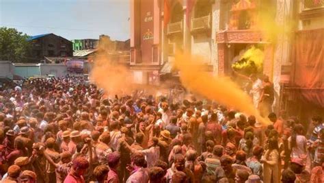 Holi 2023 India की खास लोकेशंस पर एंजॉय करें मथुरा बरसाना के अलावा किन