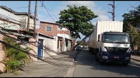 Caminhão arrasta fiação e derruba dois postes em Afogados no Recife