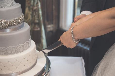 How To Cut A Wedding Cake Lovetoknow