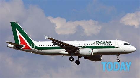 Aereo Alitalia Urta Un Uccello Atterraggio D Emergenza A Roma