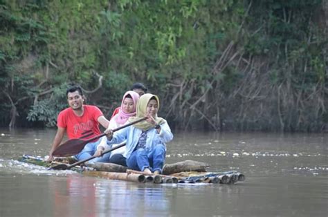 Berwisata Dengan Rakit Bambu Di Sungai Walenae Soppeng