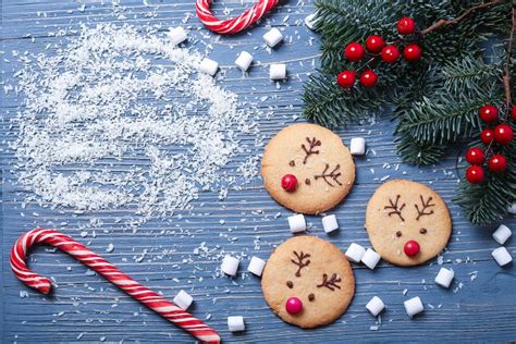 Galletas E Invitaciones De La Navidad En La Tabla Regalos Dulces Para