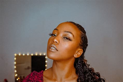 Nude Flawless And Glossy Eyelid Makeup Makeup Look Inspiration Mayite