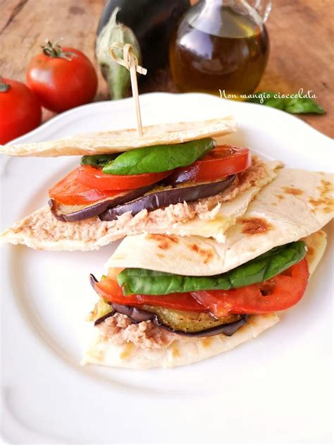 Triangoli Di Piadina Con Melanzane Grigliate Crema Di Tonno E Pomodori