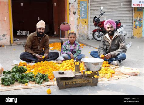 Indian Street Sellers Sell Diwali Marigolds Gurgaon Near Delhi India