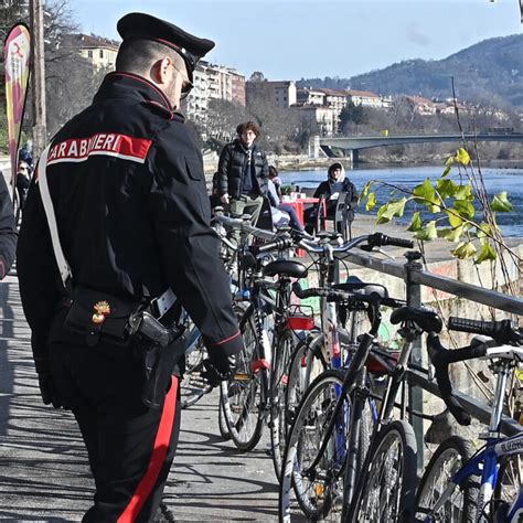 Lanci Una Bici Dai Murazzi Di Torino E Fer Uno Studente Palermitano