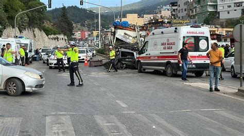 Hatay da freni patlayan kamyon araçlara daldı 3 ölü 20 yaralı Yaşam