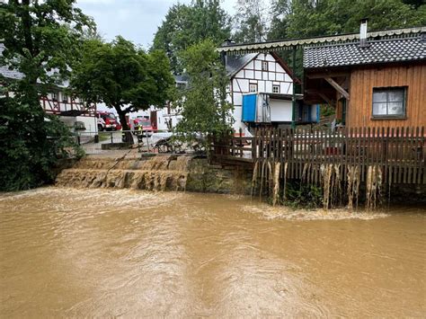 Gewitter in der Region Straßen werden überflutet Feuerwehr im