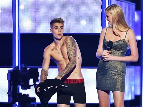 G1 Justin Bieber Faz Strip E Fica De Cueca No Palco Do Fashion Rocks