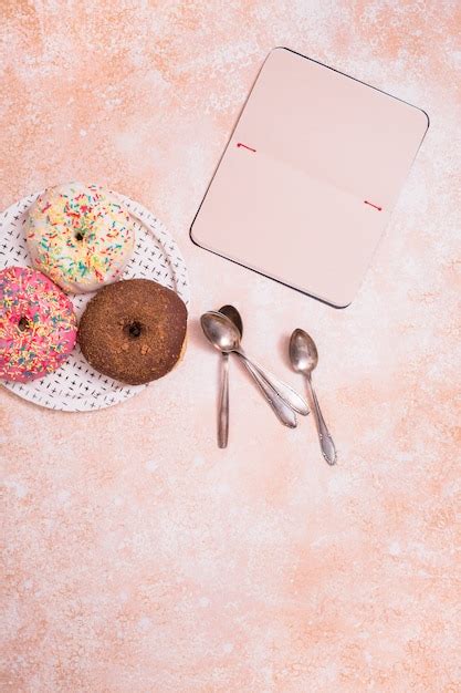 Donuts Surtidos Con Chocolate Glaseado Rosa Glaseada Y Asperja Donas