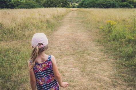 Fille Avec Un Chapeau Rouge Marchant Sur Une Promenade De Bord De La