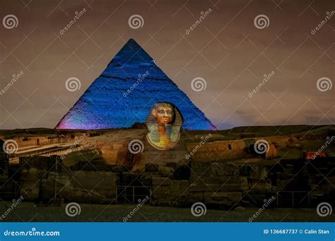 Pirámides Y Esfinge De Giza Por Noche En El Cairo Egipto Imagen de