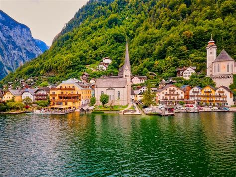 Linda aldeia montanhosa hallstatt na região dos alpes austríacos