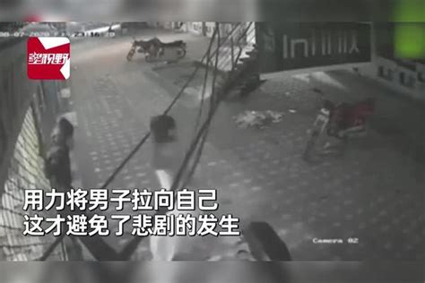 男子触电被死死吸在门上，朋友一招秒救性命，监控拍下惊险一幕