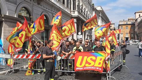 Protesta Dei Vigili Del Fuoco Basta Chiamarci Eroi Non Abbiamo Mezzi