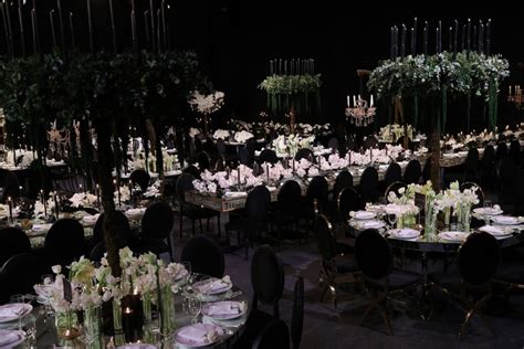 BLACK WEDDING DÉCOR FOR A MOODY AND MODERN AESTHETIC