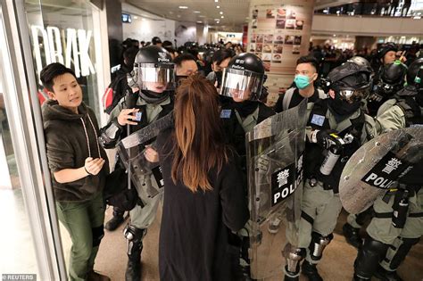 Hong Kong Riot Police Sweep Shopping Malls And Arrest Anti Government Protesters Daily Mail Online