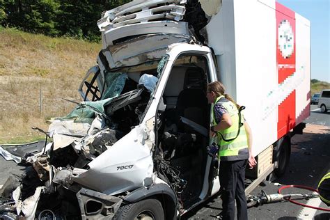 T Dlicher Unfall Auf Der A Auf Stauende Aufgefahren Lkw Fahrer