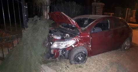 Impresionante accidente Arrancó una columna de alumbrado y chocó