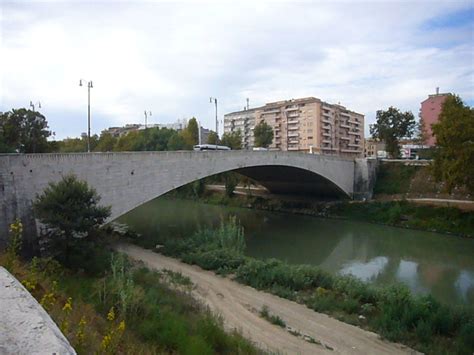 Roma Donna Si Getta Da Ponte Testaccio Si Cercano I Due Figli Di