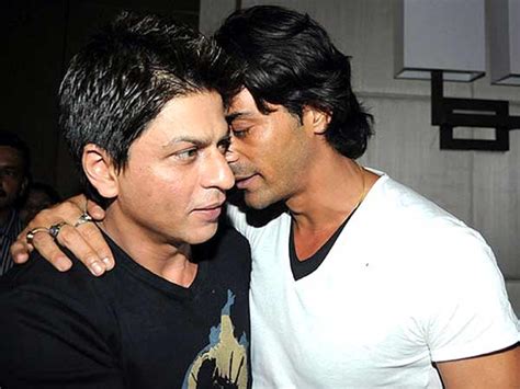 Rare Unseen Moments Shahrukh Khan Candid Moments Filmibeat